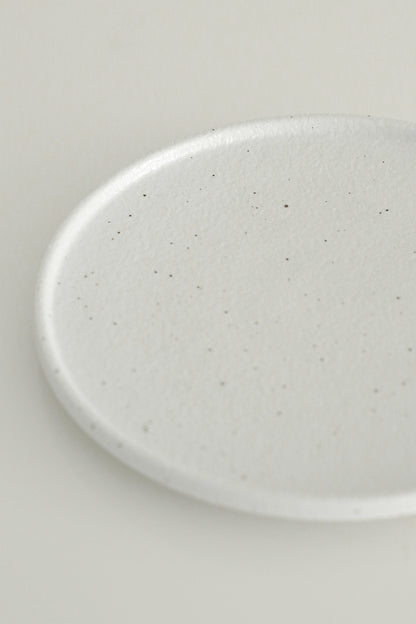 Luxe bord - 22 cm - porselein wit met bruine stipjes